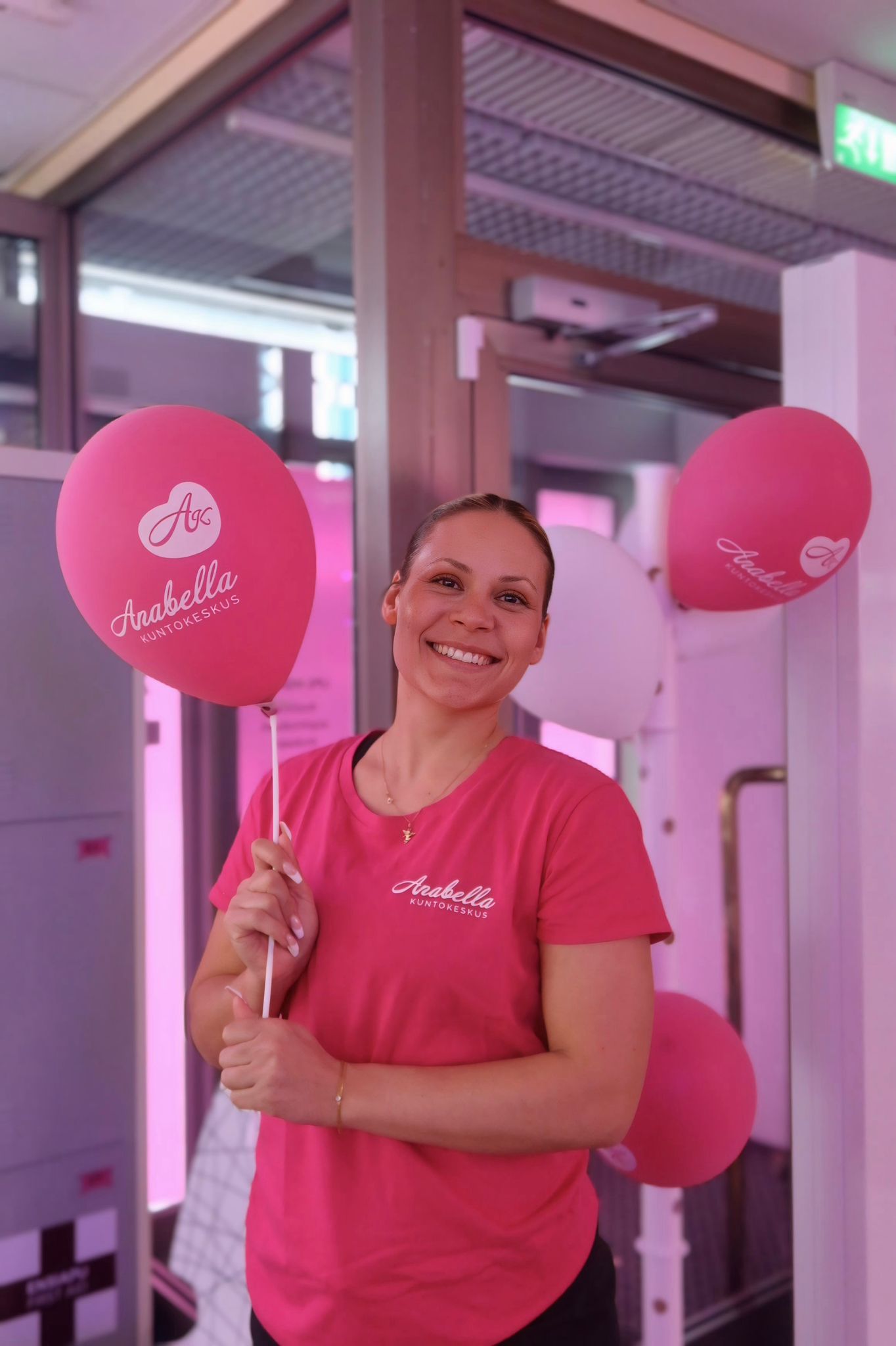 Technogymin laitteita. Alla teksti "Kiva treenata, mitoitukset naisille"